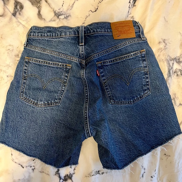 Levi’s 501 mid-thigh Jean shorts - Picture 2 of 3